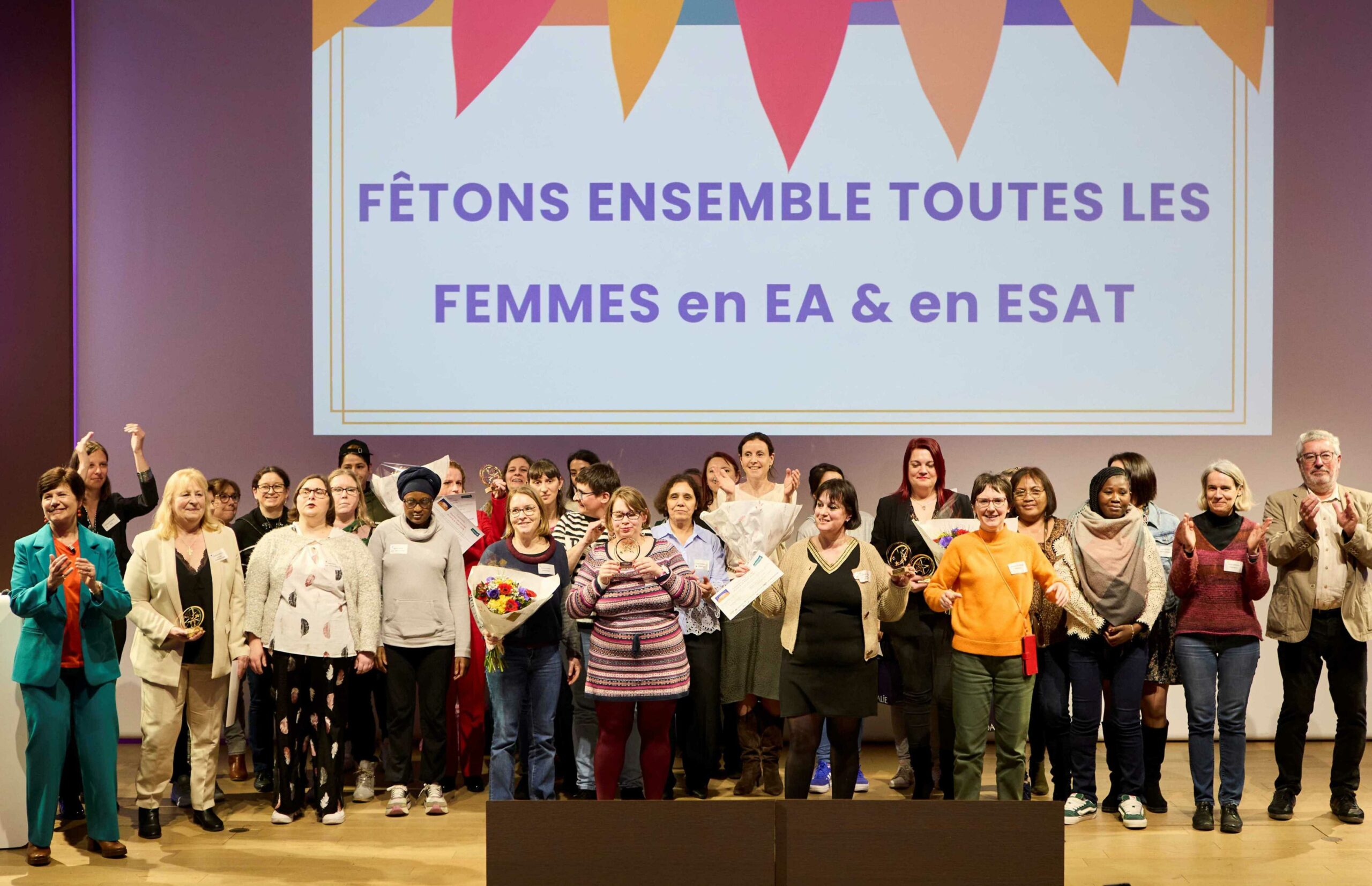 Photo de l'équipe organisatrice et des lauréates des Trophées Femmes en EA et en ESAT 2025