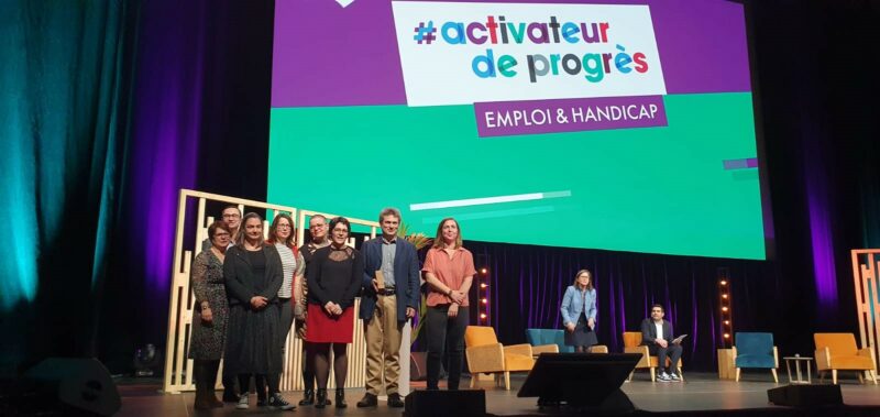 URRH2024 – Prix ADP Julie Feniger, déléguée générale du Manifeste Inclusion, remet son prix à la SNCF, lauréate de la catégorie “Activateur de Maintien dans l’emploi & d’Évolution professionnelle”